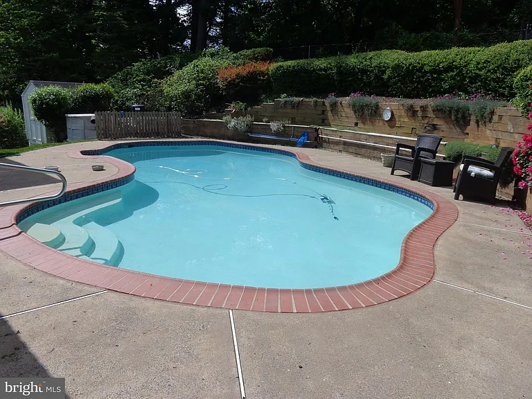7011 Hadlow Dr — Photo 8