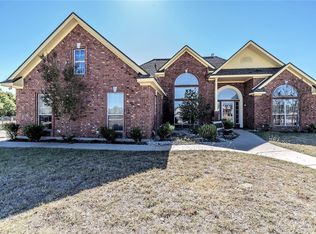 104 Honeysuckle Dr, Decatur, TX 76234