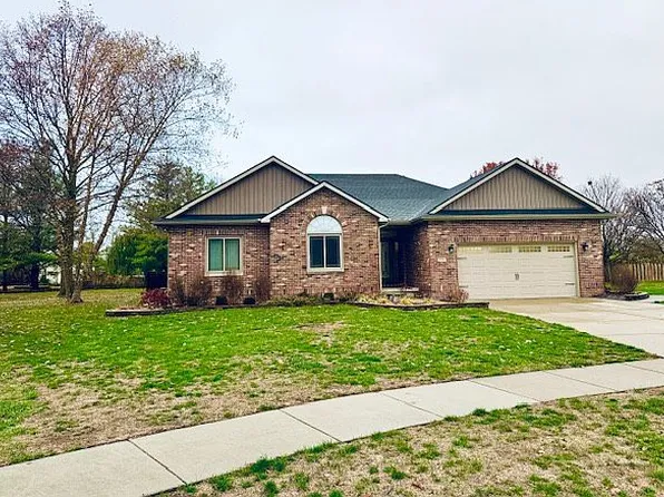 901 Monarch Dr, Chatham, IL 62629