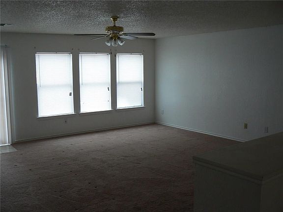 4th image of 320 Sandlewood Ln