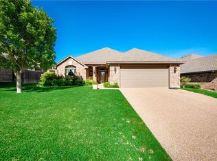 7413 Green Links Dr, Benbrook, TX 76126