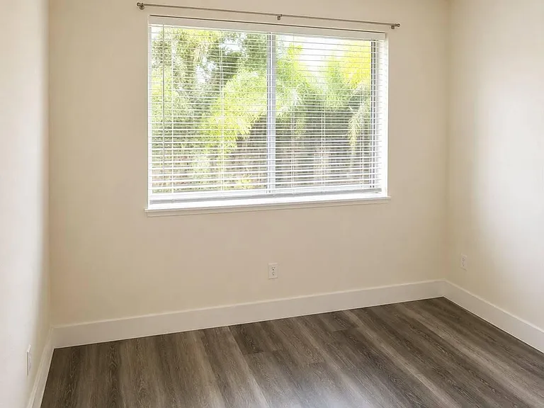 700 Nottingham Cir #E — Photo 2