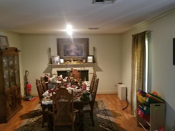 3rd image of 301 E Oak St
