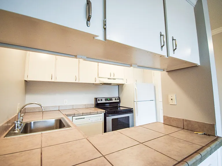 Vista Hills Apartments — Photo 8