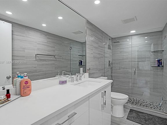 4th image of 401 Golden Isles Dr APT 302