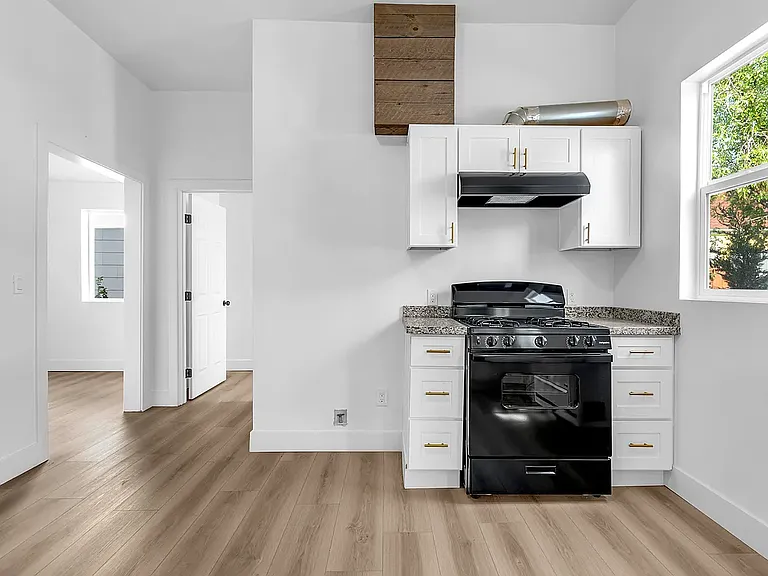 950 W 7th St #1 — Photo 1