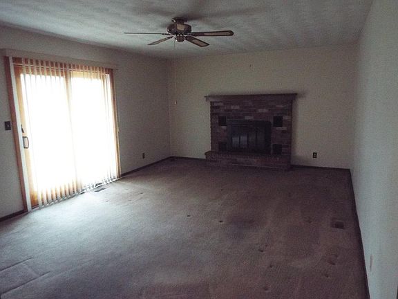 Family Room w/patio doors 