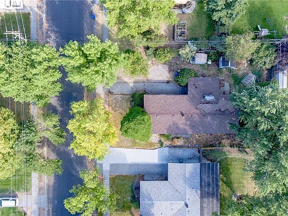 4th image of 111 W Inglewood Ave