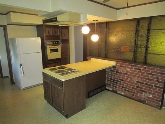 3rd image of 18655 Glenwood Ln