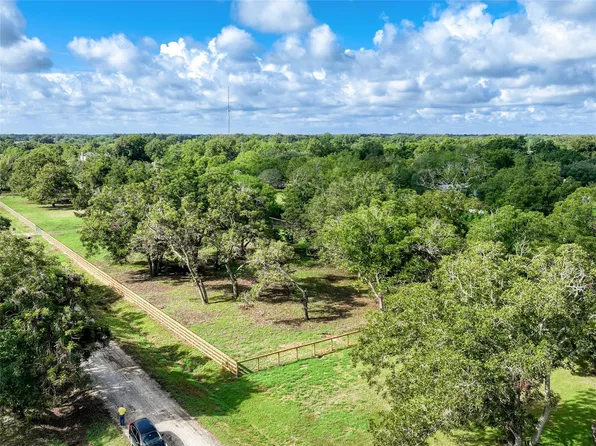 315 Pony Ln, Wallis, TX 77485