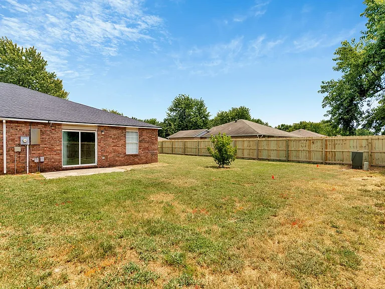 1665 N Boxley Ave — Photo 17