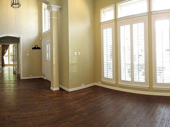 2nd image of 811 Caroline Ln