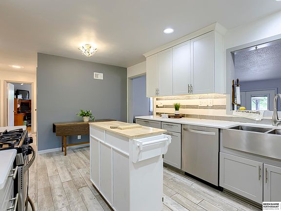 4th image of 9721 Woodridge Ln