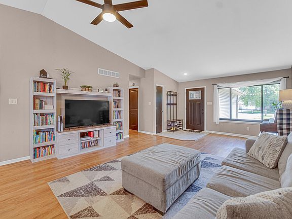 5th image of 4942 W 93rd Ct