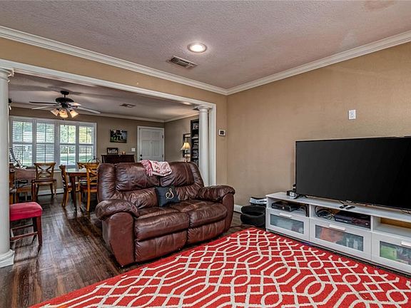 5th image of 408 White Oak Dr