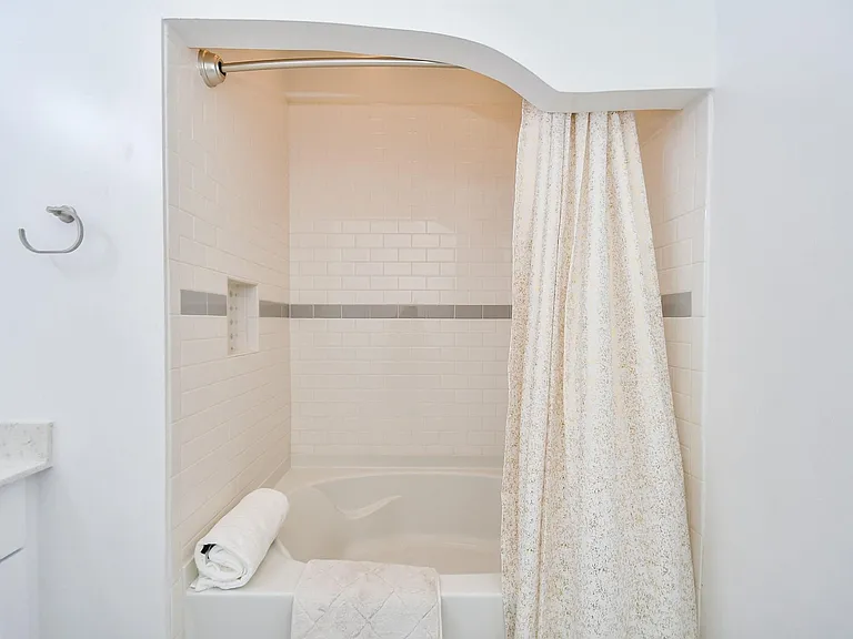 1900 Genesee St #104 — Photo 19