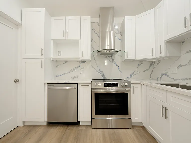 1065 Warwick Ave #C — Photo 5
