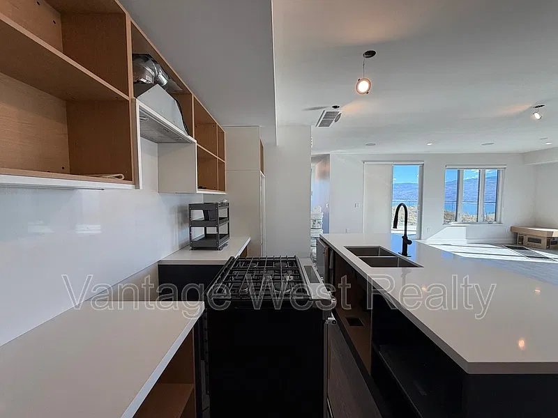 4 bed, 2.5 bath, 2570 sqft, $3,975 — Photo 2