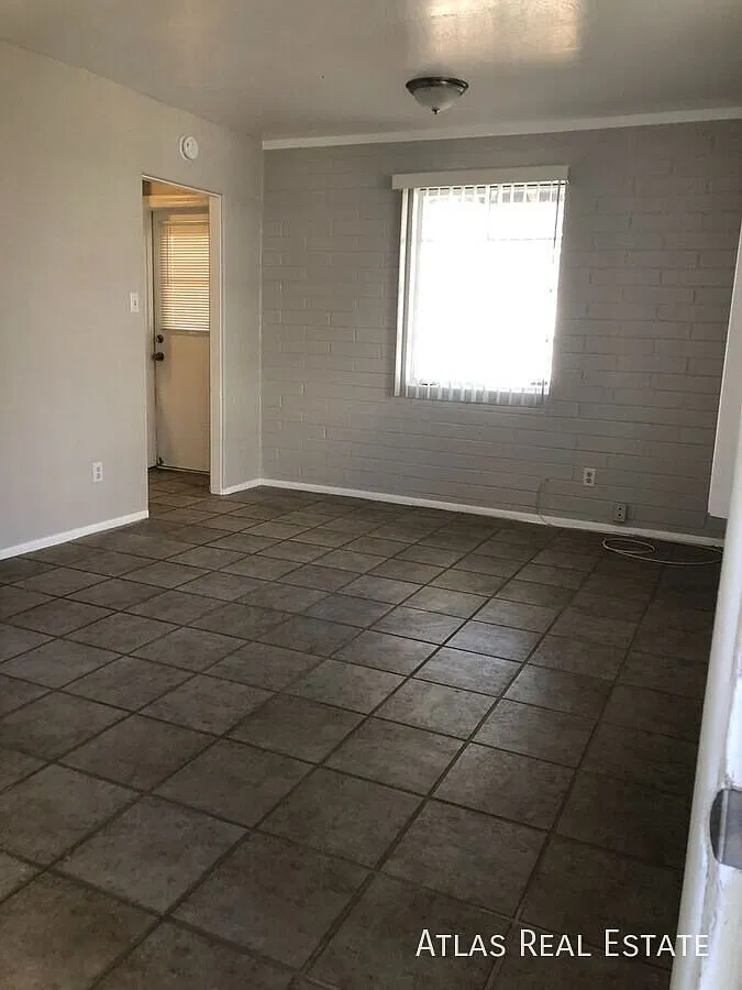 Spacious One Bedroom in the Coronado District — Photo 3