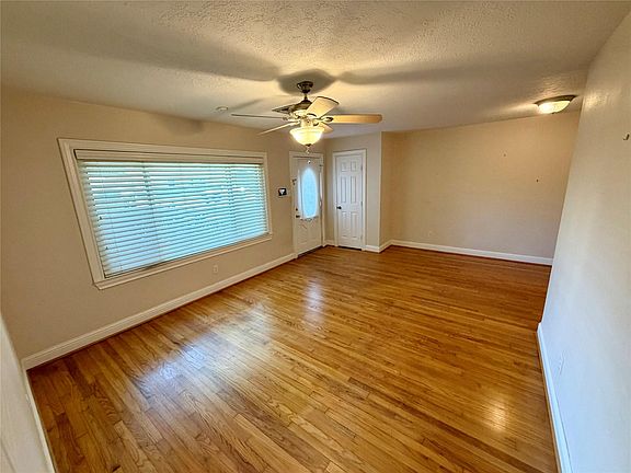 4th image of 2106 Woodcrest Dr