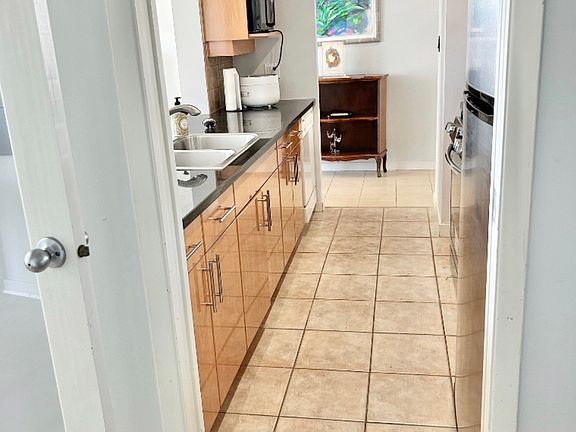 3rd image of 1077 Marinaside Cres #1078