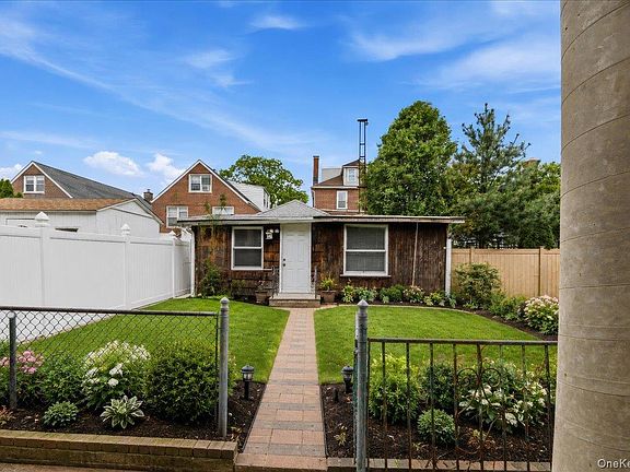 2nd image of 2563 Laconia Avenue