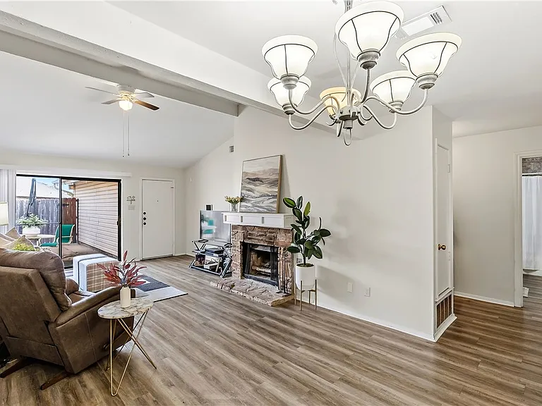 2523 Longmire Dr — Photo 6