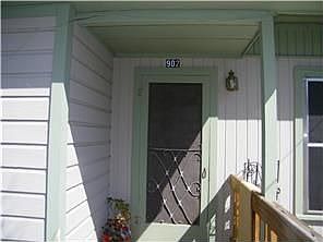 3rd image of 902 Juanita St