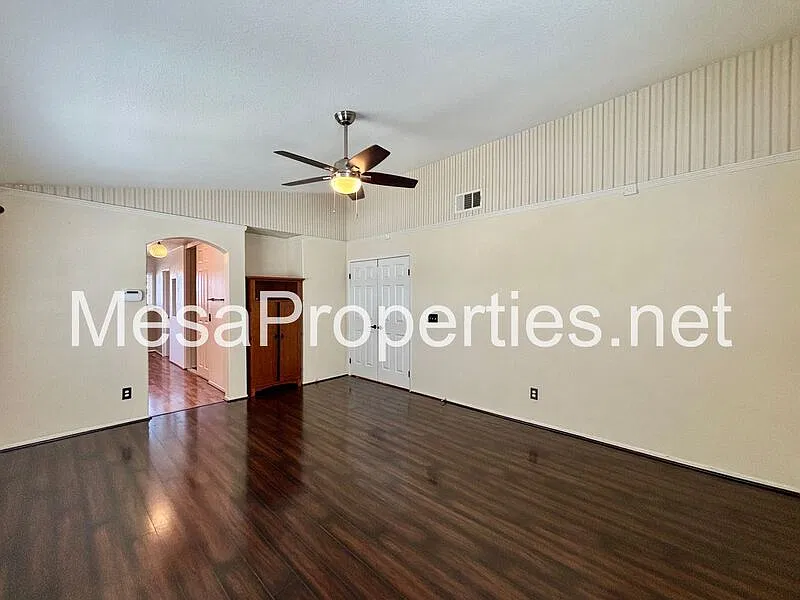 3 bed, 2.5 bath, 2399 sqft, $2,600 — Photo 3