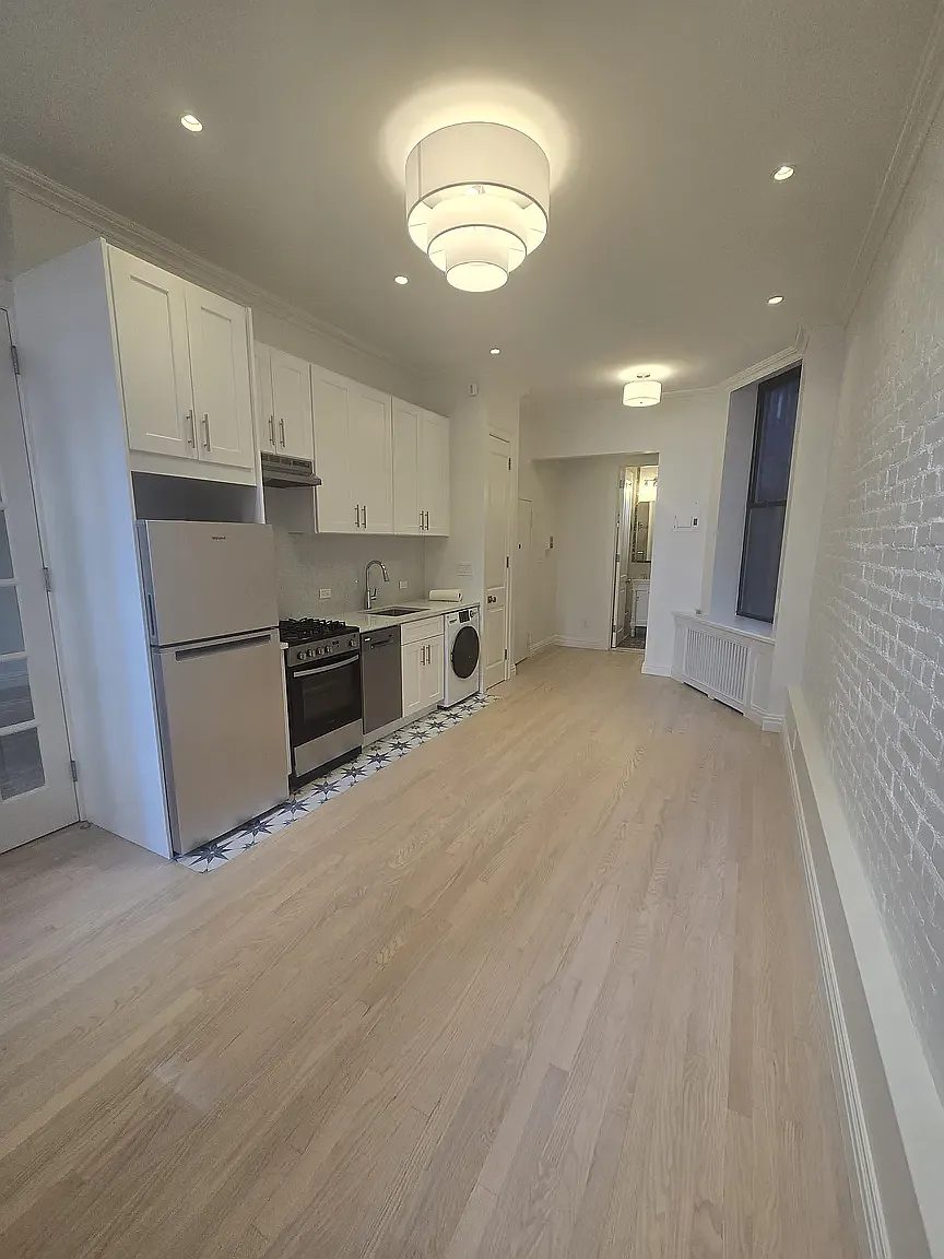245 E 62nd St — Photo 2