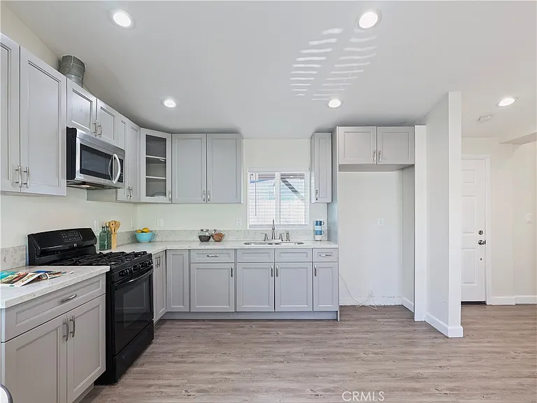 15803 Chatsworth St — Photo 14