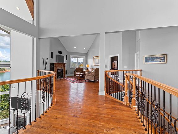 39th image of 643 Crown Pointe Rd