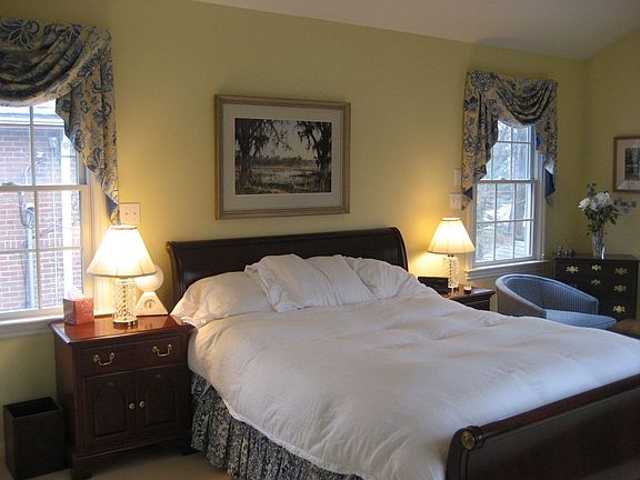 Master Suite - w/ Sitting Area