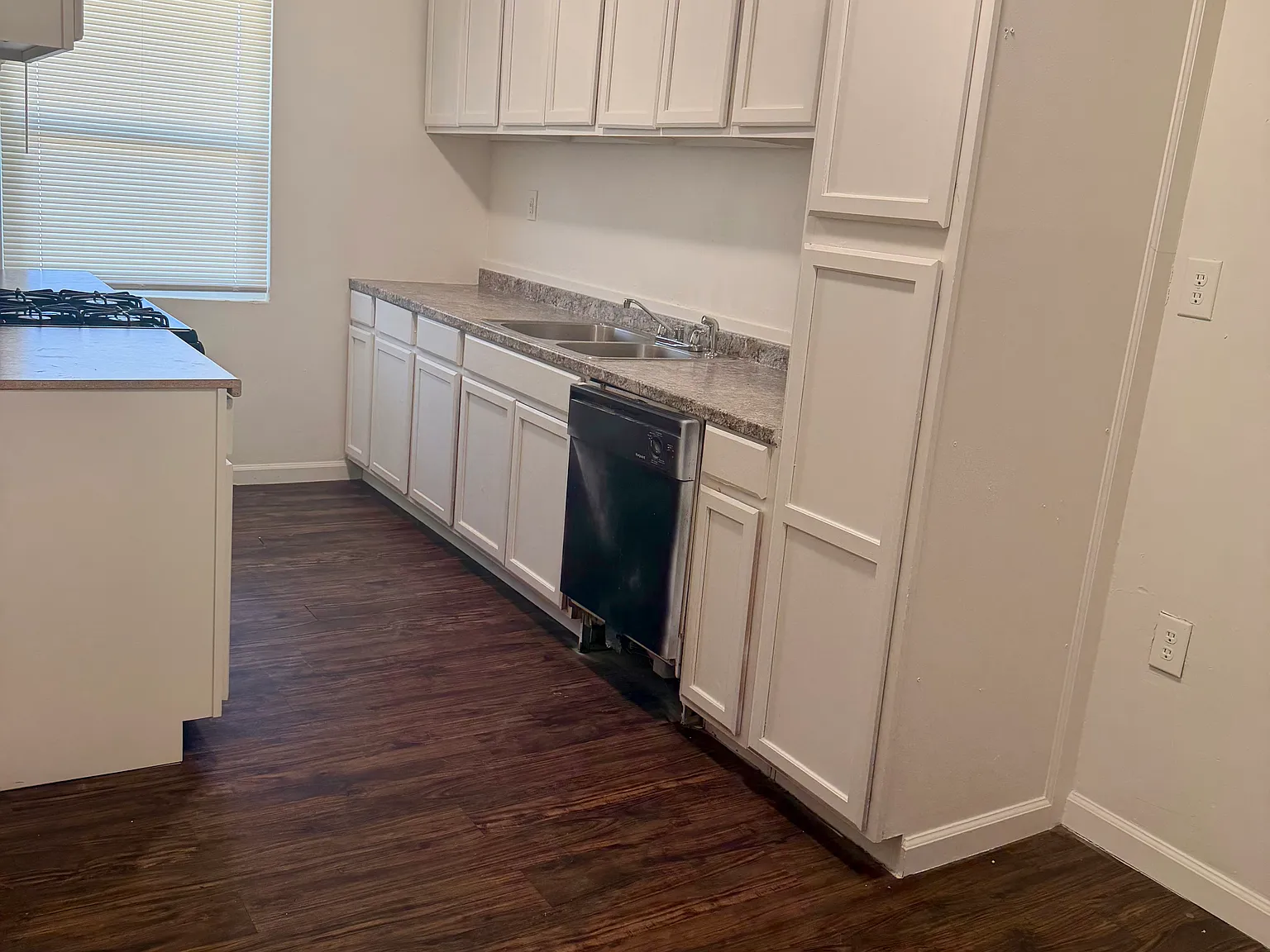 3 bed, 992 sqft, $1,550 — Photo 2