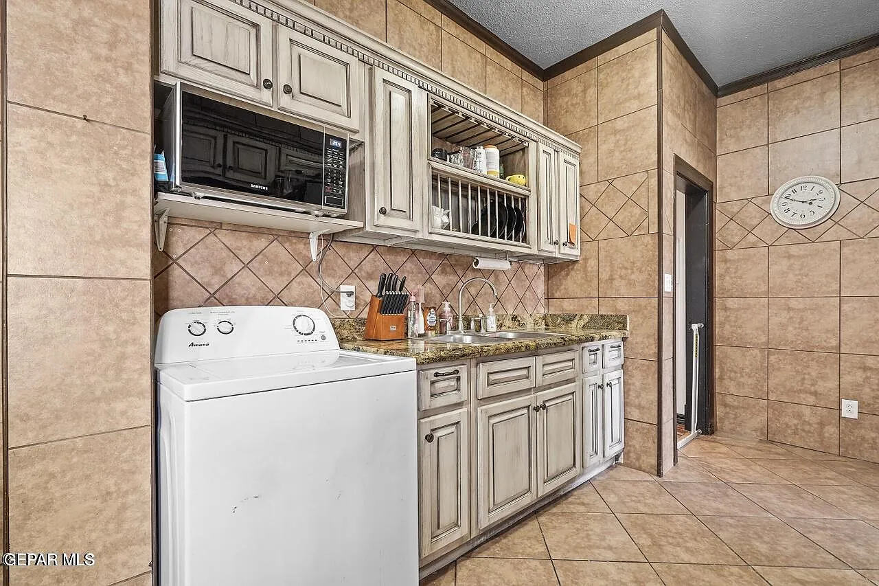 3 bed, 2.0 bath, 1117 sqft, $1,499 — Photo 2