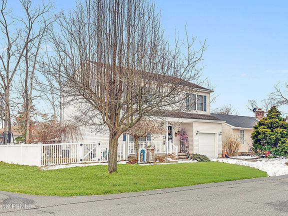 4th image of 321 Letts Avenue