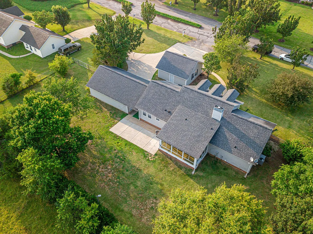 Building Photo - 102 Sundowner Blvd