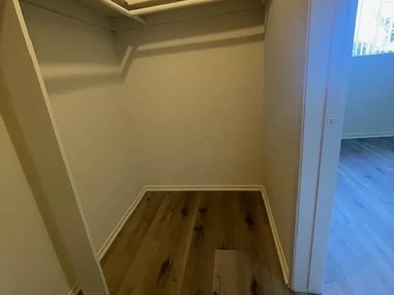 2043 N Beachwood Dr #10 — Photo 13