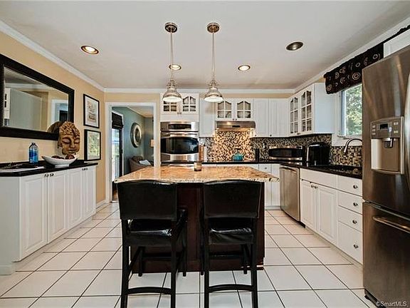5th image of 560 Lakeside Dr