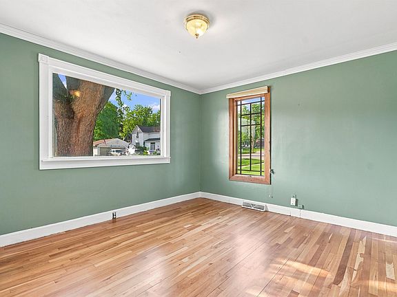5th image of 572 Mill St