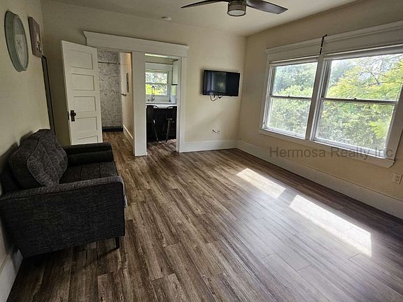 4th image of 252 W 6th St