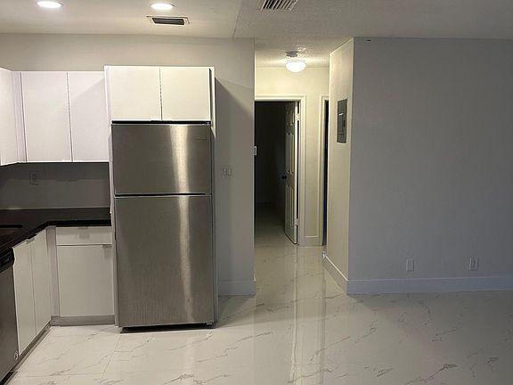 3rd image of 615 NE 26th St APT 10