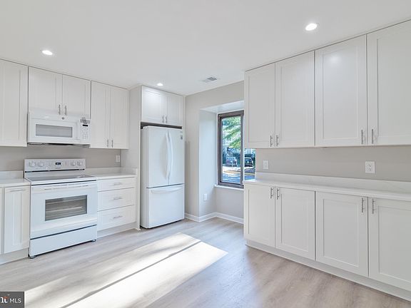 4th image of 8748 Ridge Hollow Ct