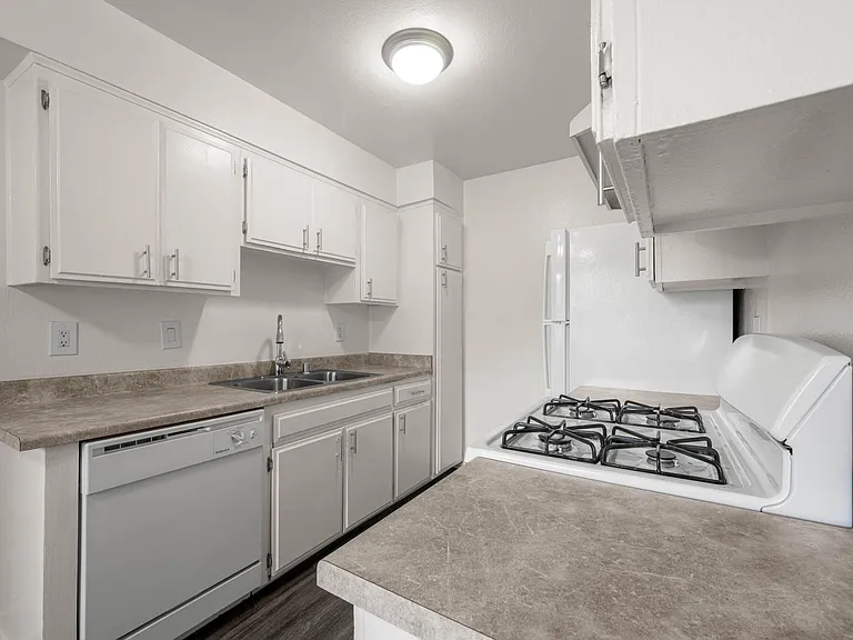 Parkwood Apartments — Photo 15