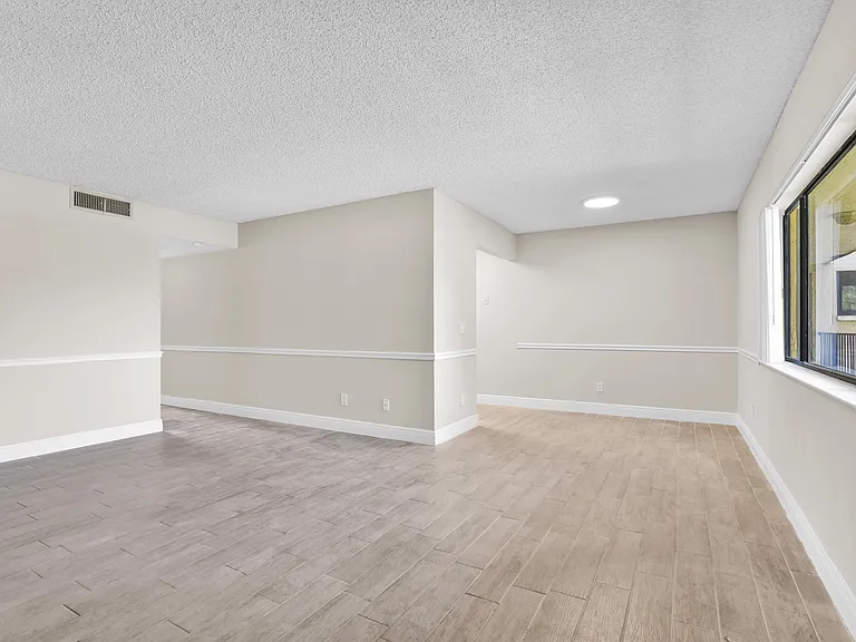 414 Meadows Cir — Photo 5