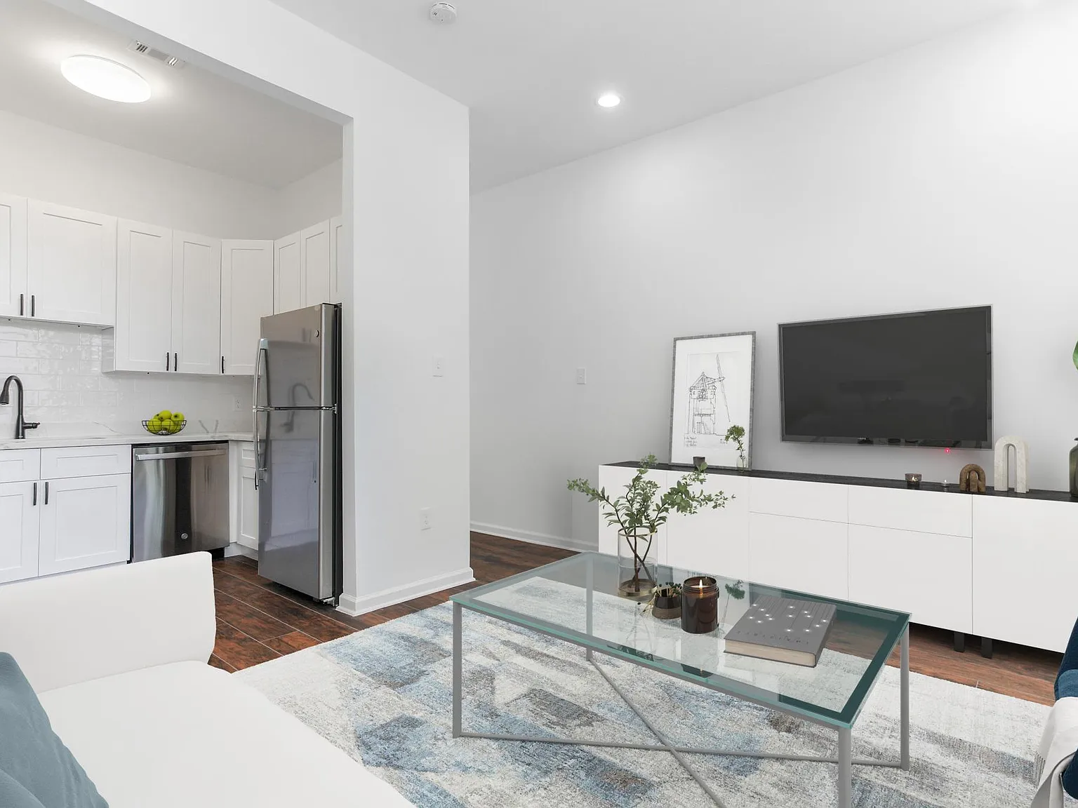 3 bed, 1100 sqft, $1,889 — Photo 3