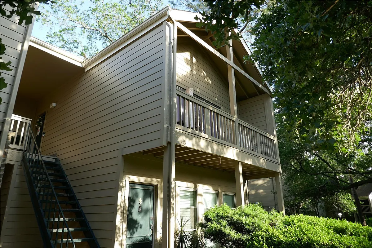 Building Photo - 2100 Tanglewilde St #512