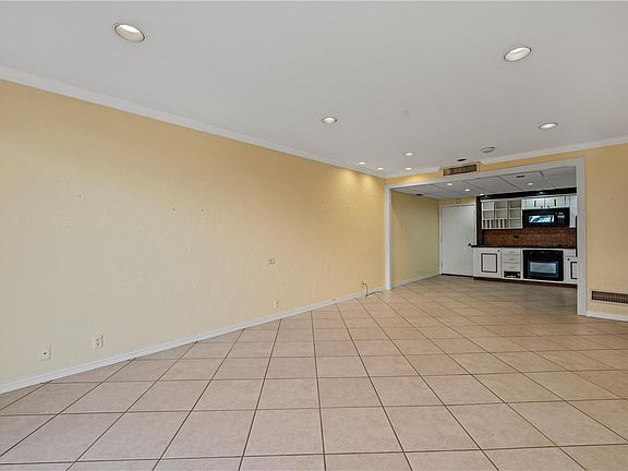 3rd image of 4924 Cobbs Dr APT 1H