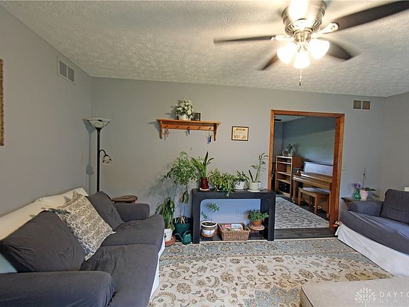4th image of 1180 Cloverdale Dr