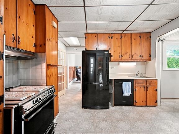 5th image of 117 Burghardt St